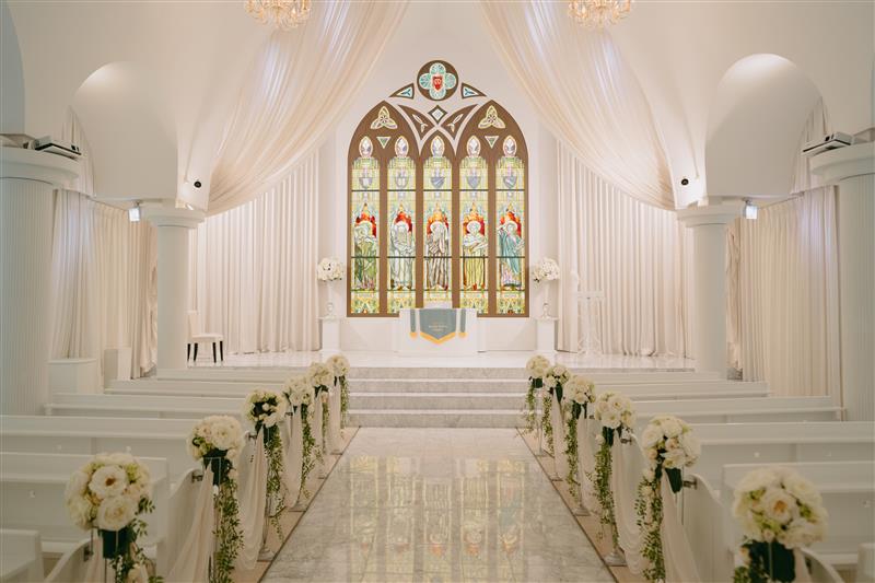 【純白のチャペル × 豪華ステンドグラス で叶える本格挙式】“Blanc（白）× Birch（白樺）”の名の通り、チャペル全体は純白で統一。 10mの大理石バージンロード、高い天井に輝くシャンデリア、5人の聖人が描かれた圧巻のステンドグラスが花嫁姿を美しく引き立てます。北海道の自然とクラシカルなチャペルが融合した“特別なウェディング体験”が叶います。